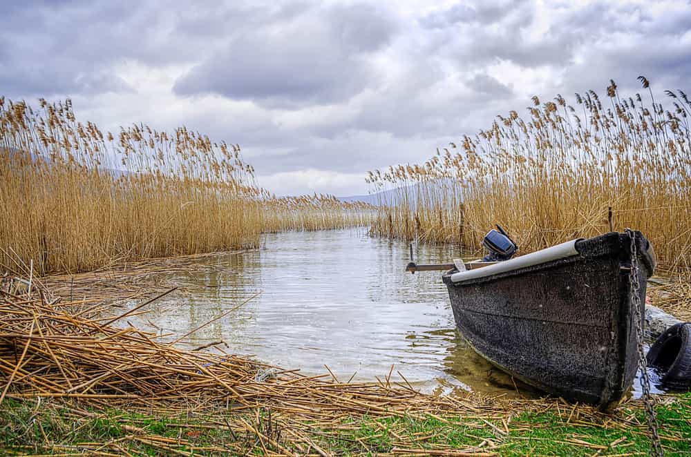 Le grand lac précipité de Prespa avec un petit bateau de pêche sur la droite