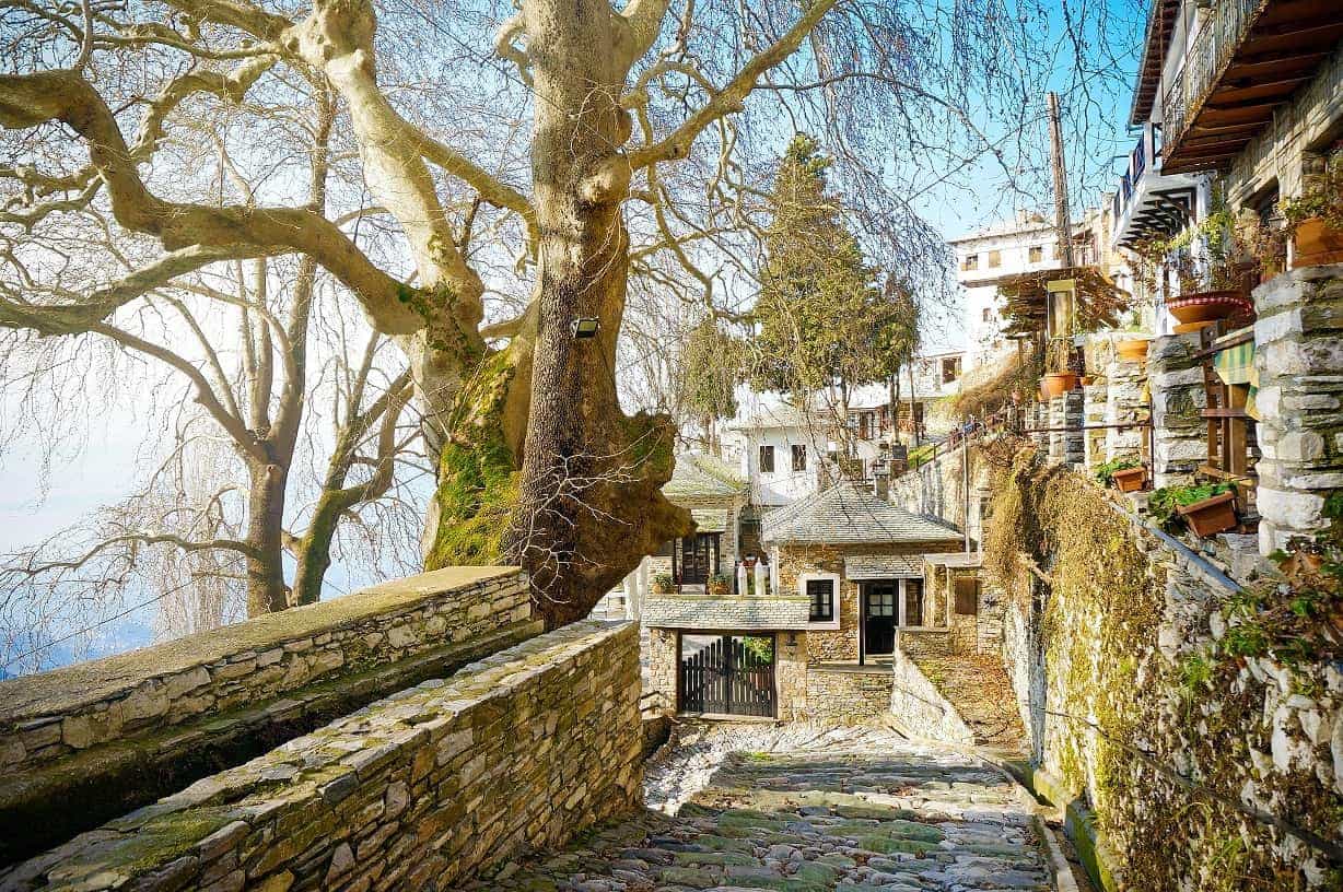 Eine schmale Kopfsteinpflasterstraße in Makrinitsa, Pilion