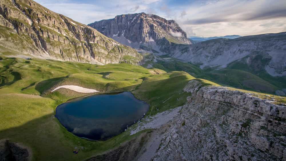 Ein Alpensee (Drachensee), umgeben von den Bergen von Epirus in Griechenland