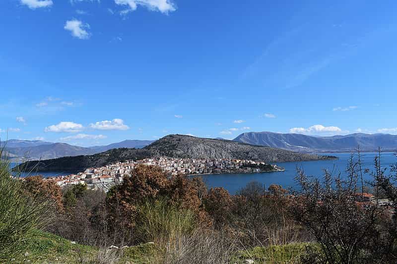 Landschaft mit Blick auf den Orestiada-See und die Stadt Kastoria im Westen Mazedoniens, Griechenland
