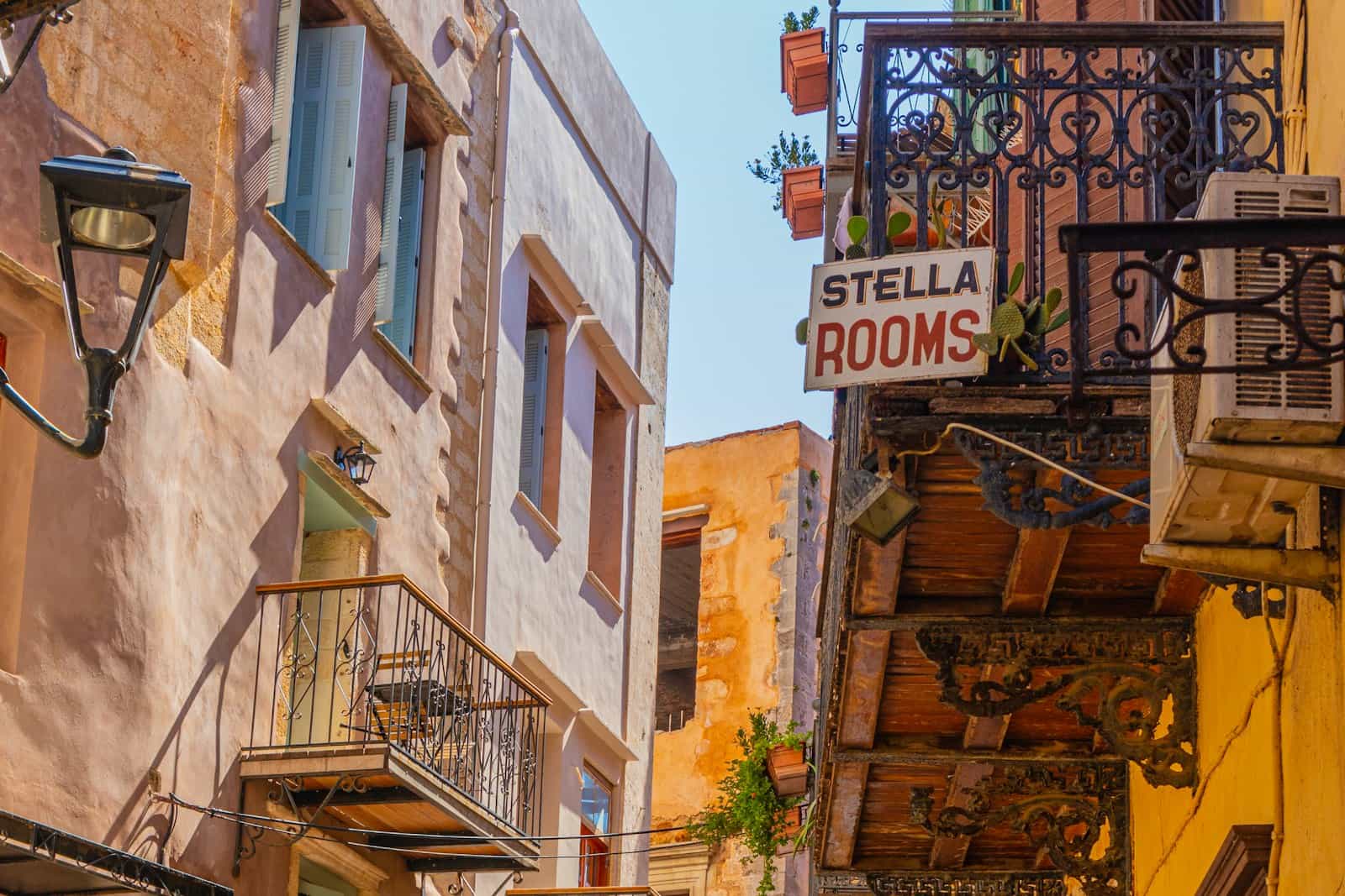 Persone che camminano lungo una strada nel centro storico di Chania, Creta