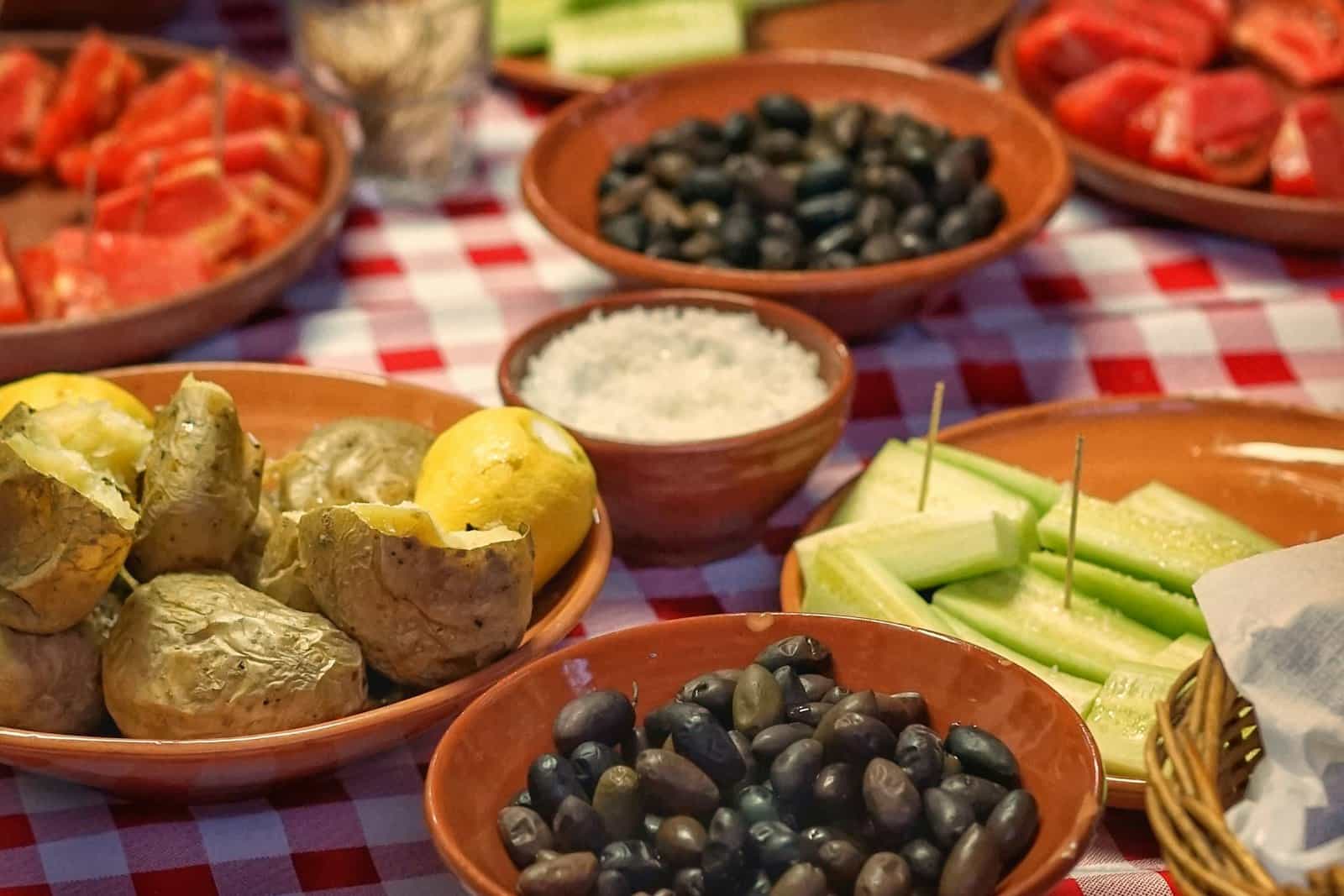 Ein Tisch mit gekochten kretischen Gerichten in einer Taverne in Chania