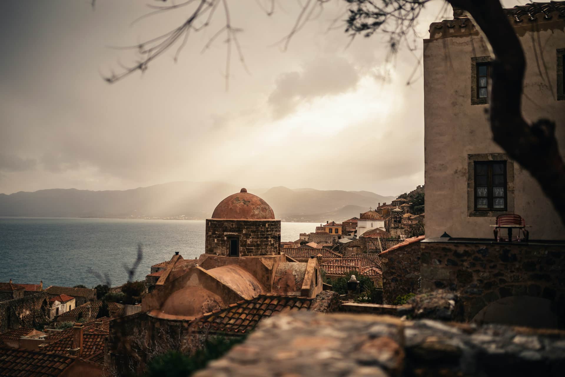 Ein Blick von der mittelalterlichen Stadt Monemvasia mit einer byzantinischen Kirche mit Blick auf das Meer