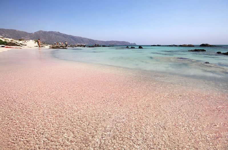 La sabbia rosa e la riva della spiaggia di Elafonissi a Chania, Creta