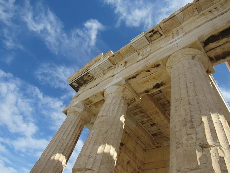 A picture of the Parthenon is taken from below, looking at the sky