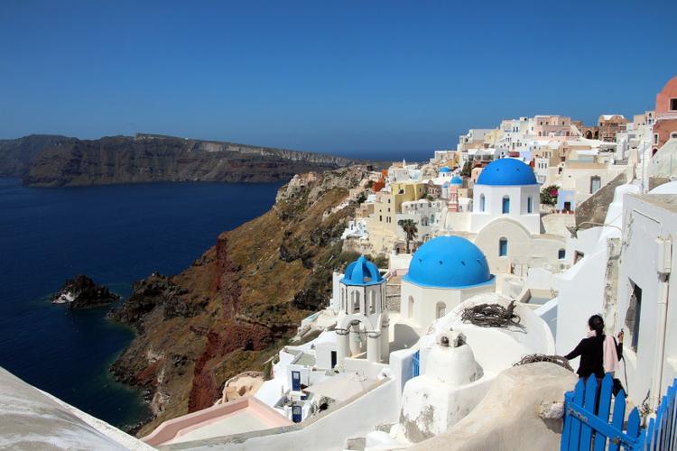 the town of Oio in Santorini, under the blue sky